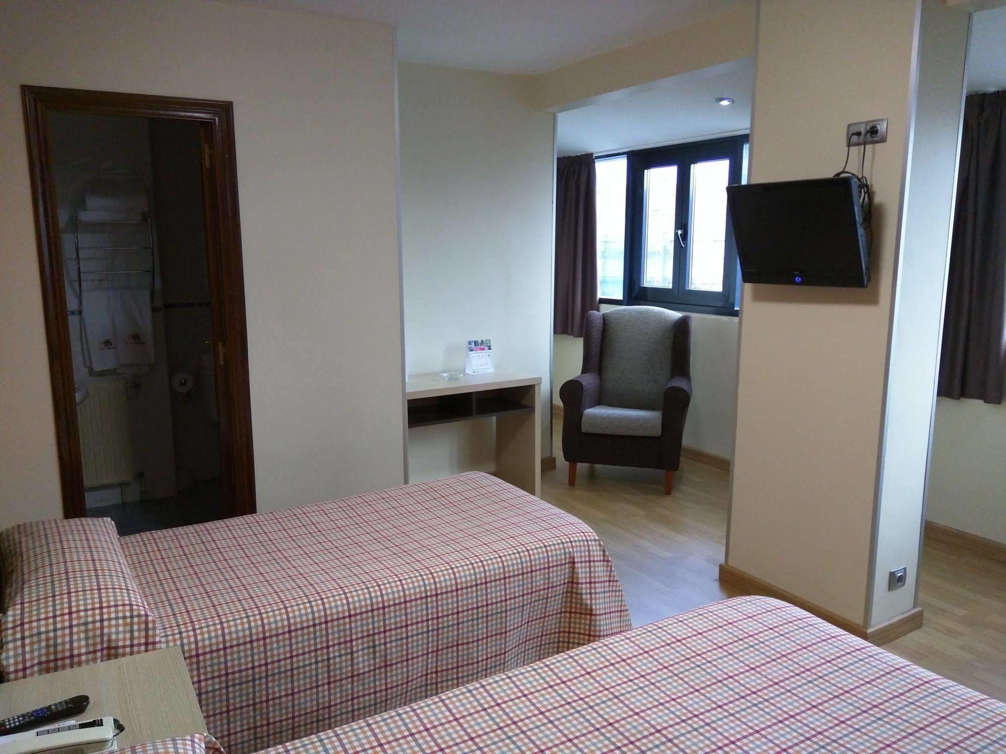 Hotel Avenida ポンテベドラ エクステリア 写真