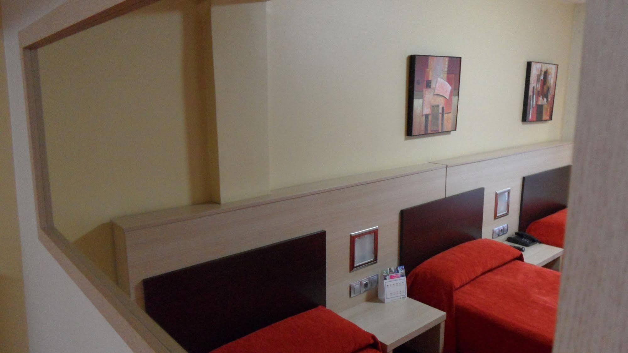 Hotel Avenida ポンテベドラ エクステリア 写真