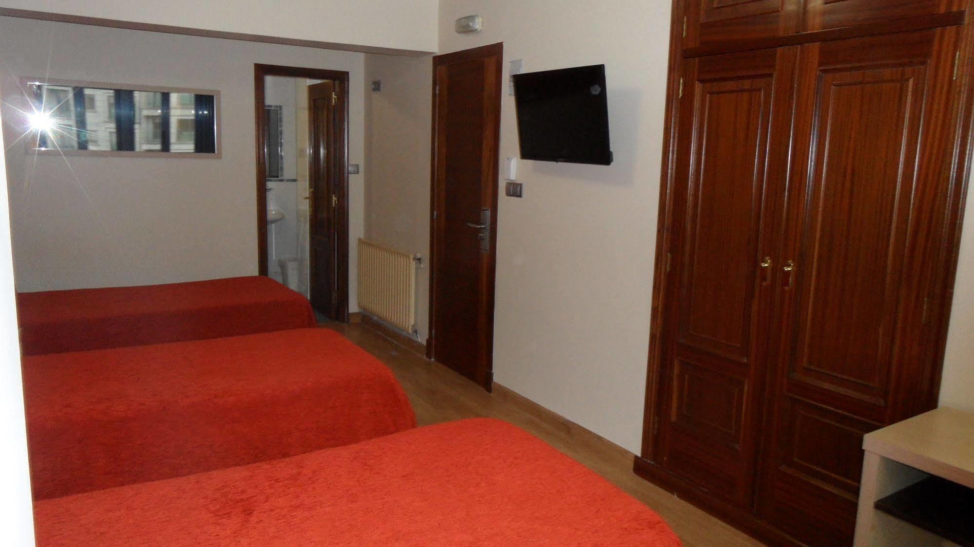 Hotel Avenida ポンテベドラ エクステリア 写真