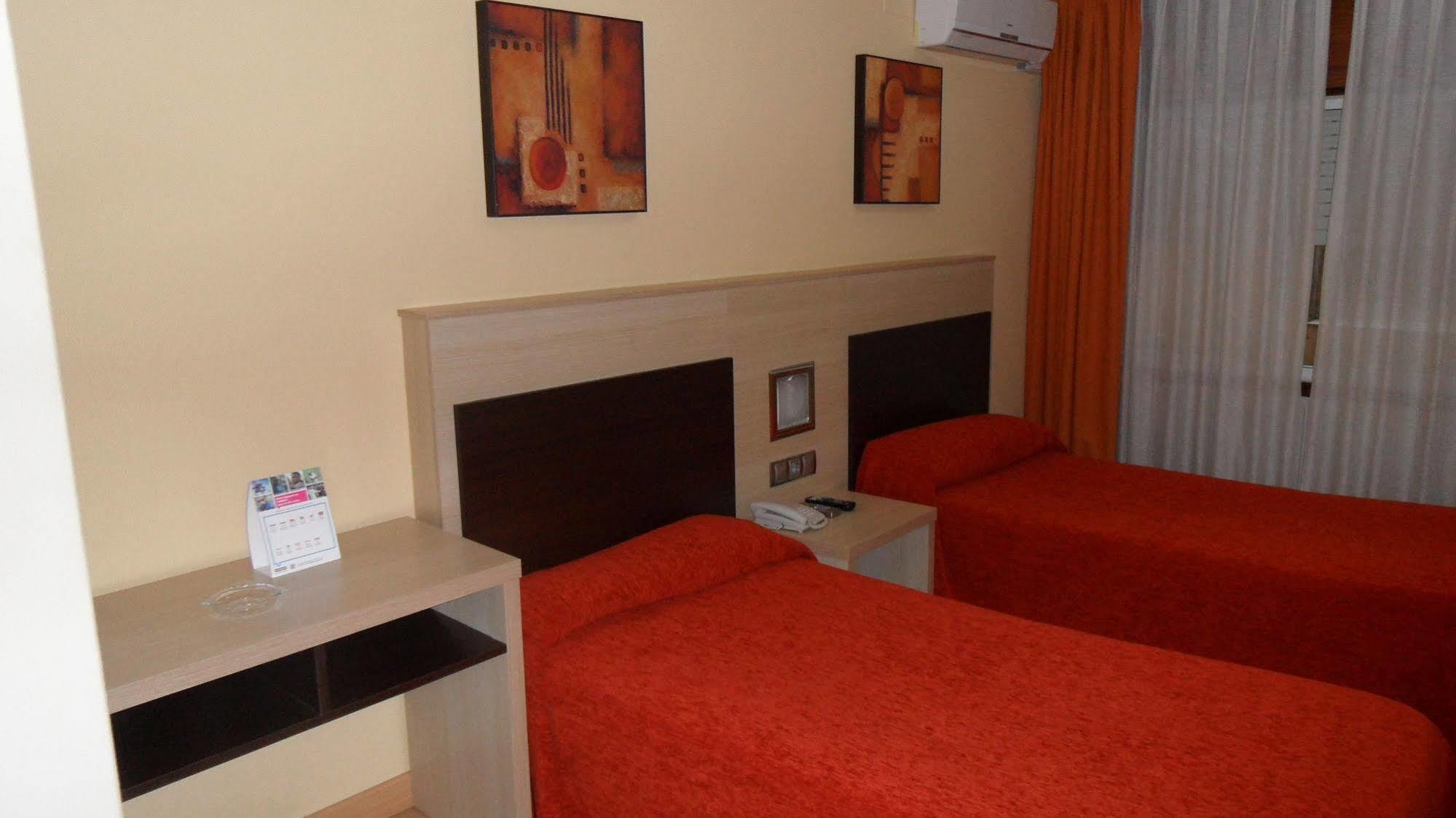 Hotel Avenida ポンテベドラ エクステリア 写真